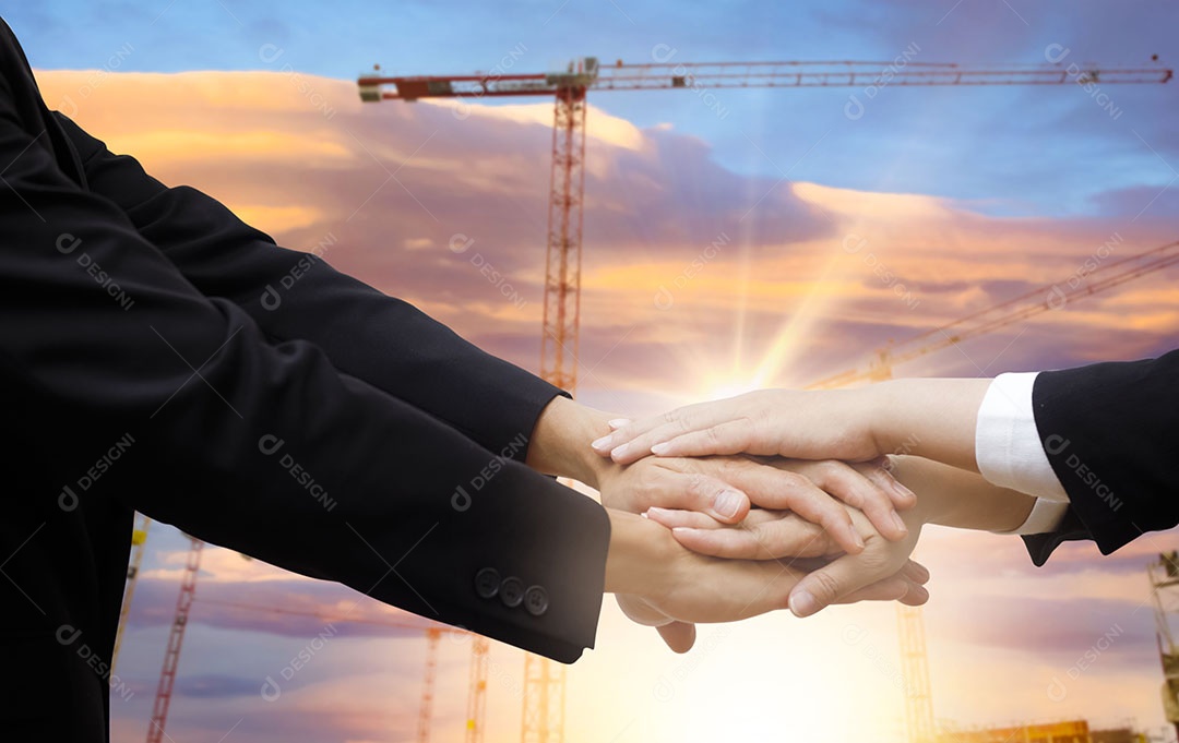 Empresários apertando as mãos terminando reunião no escritório IA