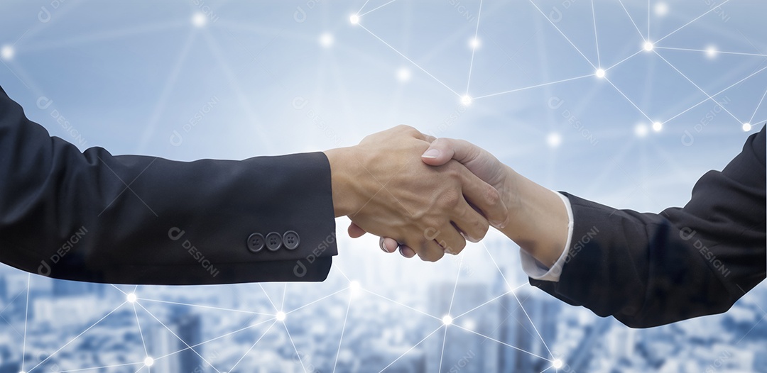 Empresários apertando as mãos terminando reunião no escritório IA