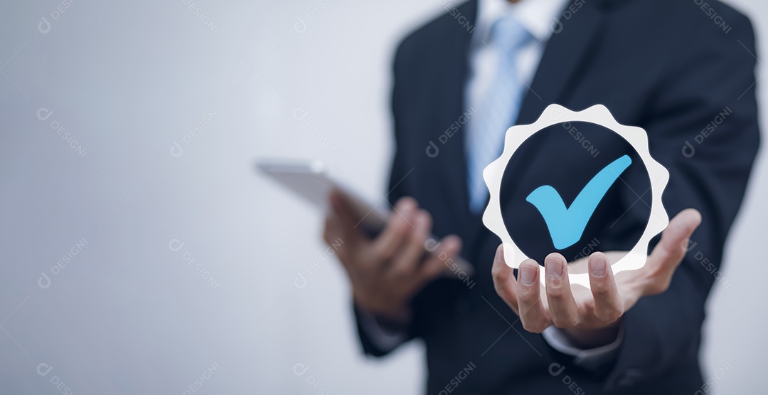 Garantia de qualidade dos serviços empresariais mão do empresário mostra o sinal do melhor serviço Garantia de qualidade em fundo preto IA