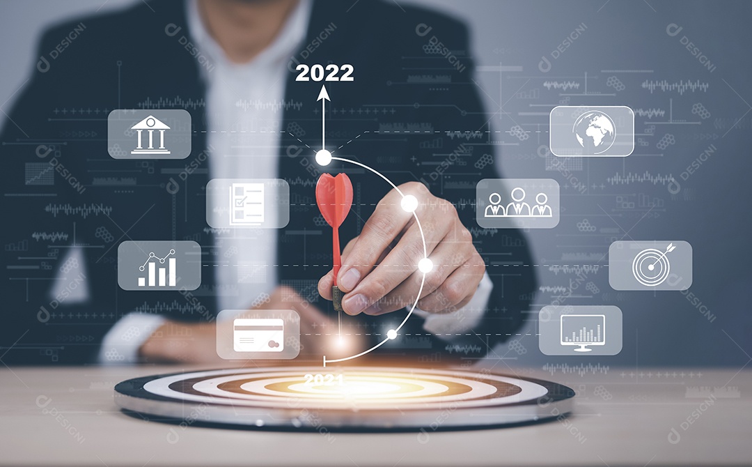Empresário toca dardo de flecha vermelha no alvo virtual IA