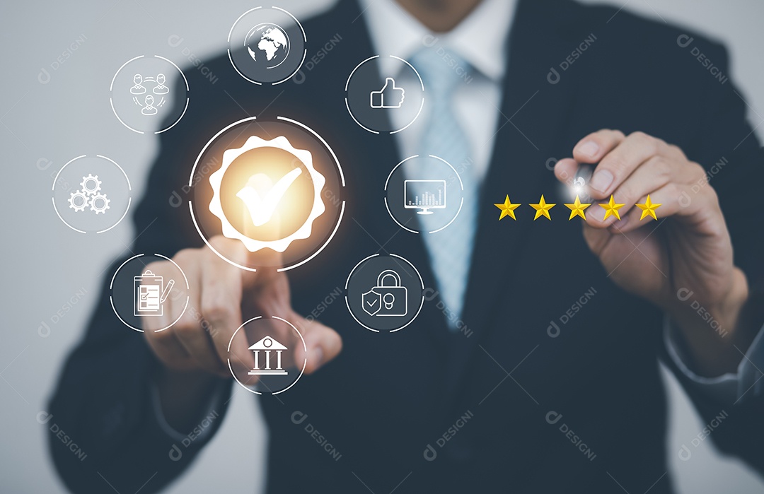 Mão do empresário mostra o sinal do serviço de qualidade superior Garantia em fundo preto IA