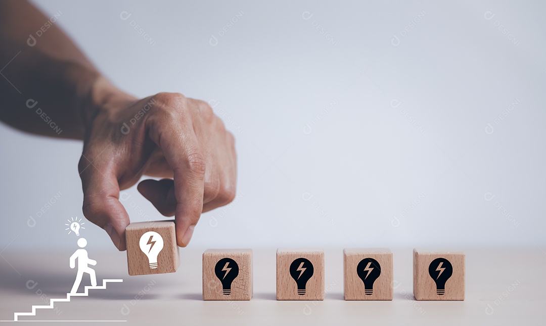 Torre de blocos de cubos de madeira com ícone de lâmpada em fundo branco IA