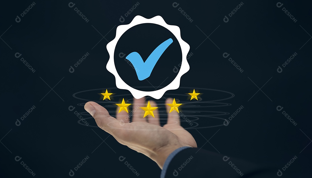 Mão do empresário mostra o sinal do serviço de qualidade superior Garantia em fundo preto IA