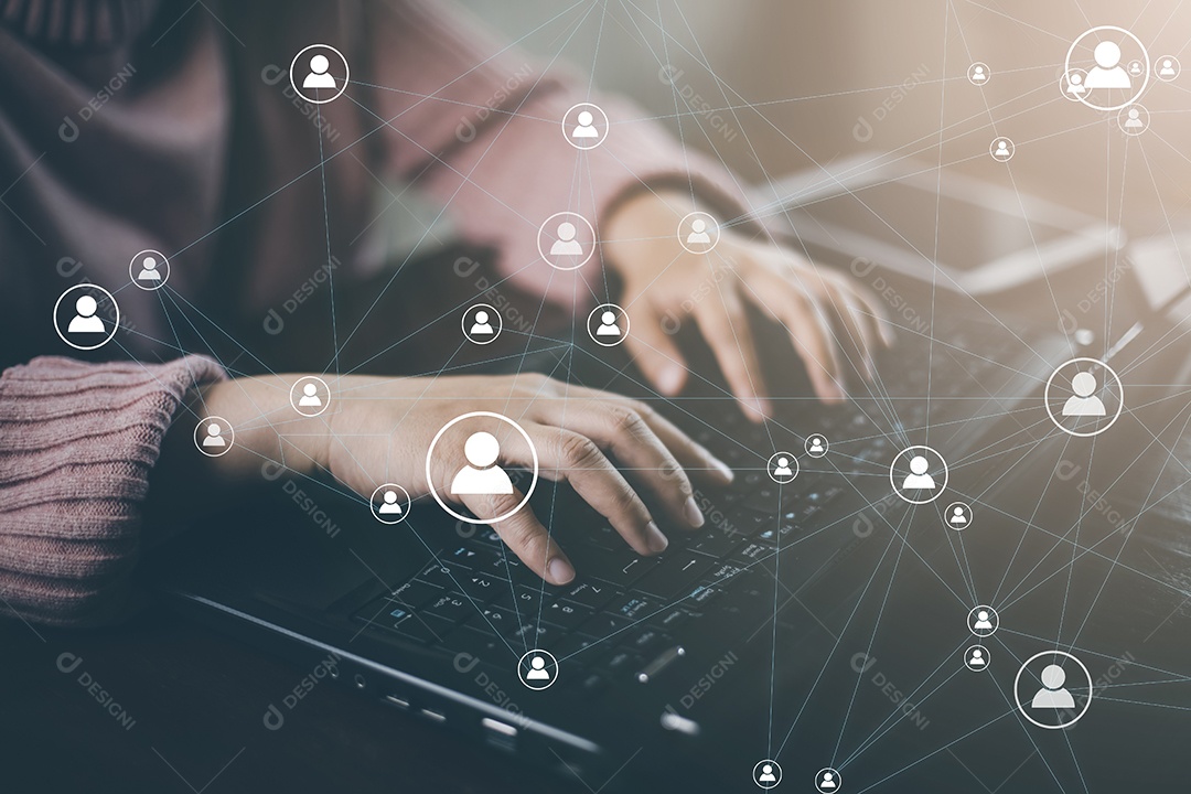 Mão de mulher de negócios usando laptop para jogar mídia social IA