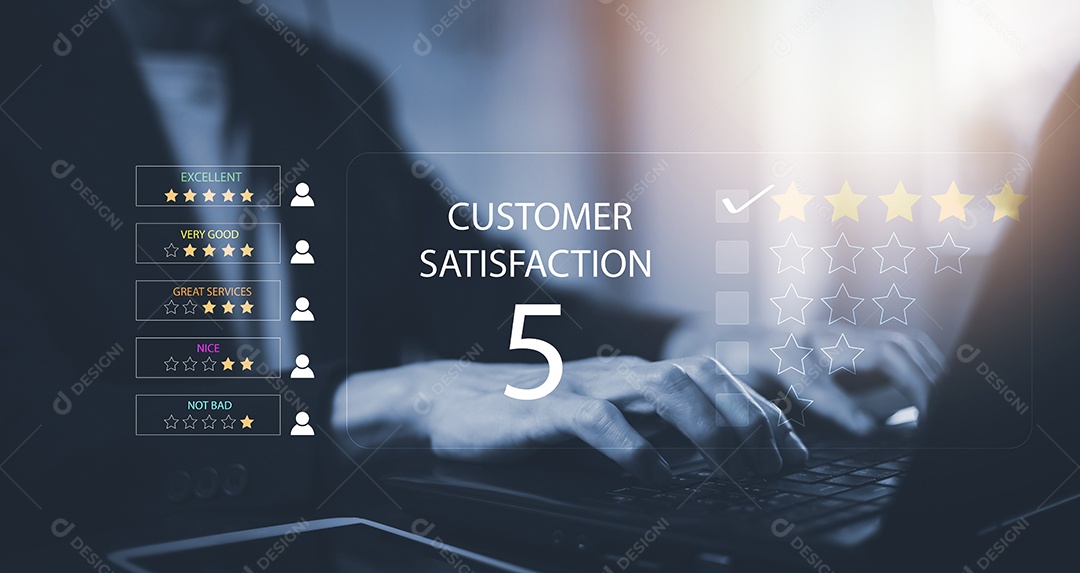 Mão usando laptop com conceito de pesquisa de satisfação de revisão do cliente IA