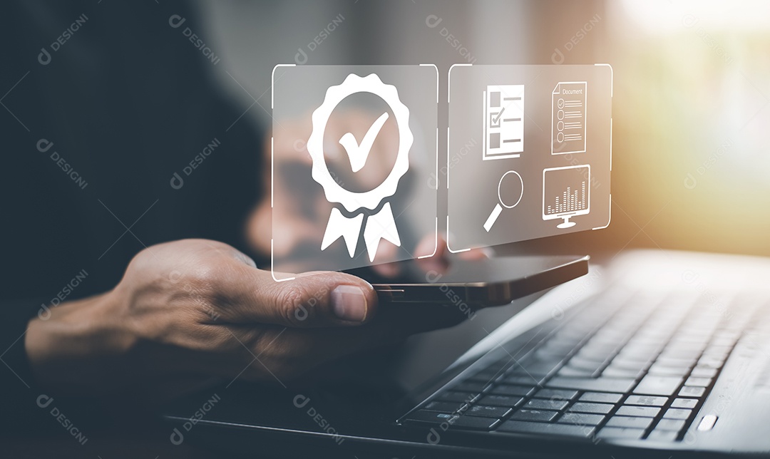 Mão do empresário mostra o sinal do serviço de qualidade superior Garantia em fundo preto IA