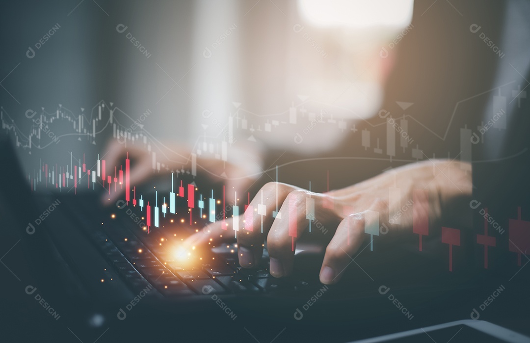 Empresário interagindo com laptops e telefones IA