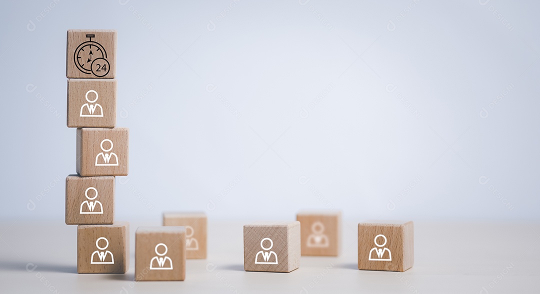 Bloco de cubo de madeira com relógio 24h serviço e ícone de pessoas conceito relógio IA