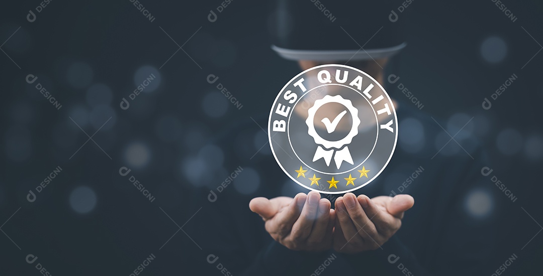 Homem usando óculos de realidade virtual segurando a mão Garantia de qualidade de serviços empresariais IA