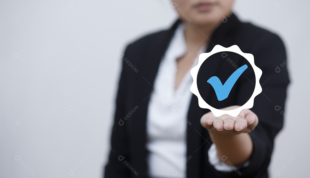 Mão de mulher mostra o sinal do serviço de qualidade superior garantia em fundo preto IA