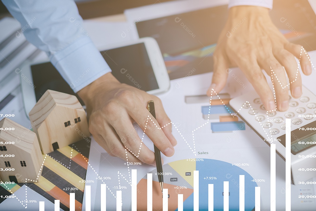 Grupo de negócios segurando caneta escreve ponto em análise financeira de dados durante discussão IA