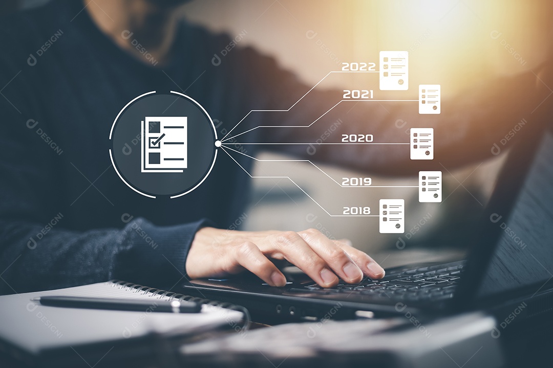 Mão usando laptop e pasta de toque do Sistema de Gerenciamento de Documentos IA