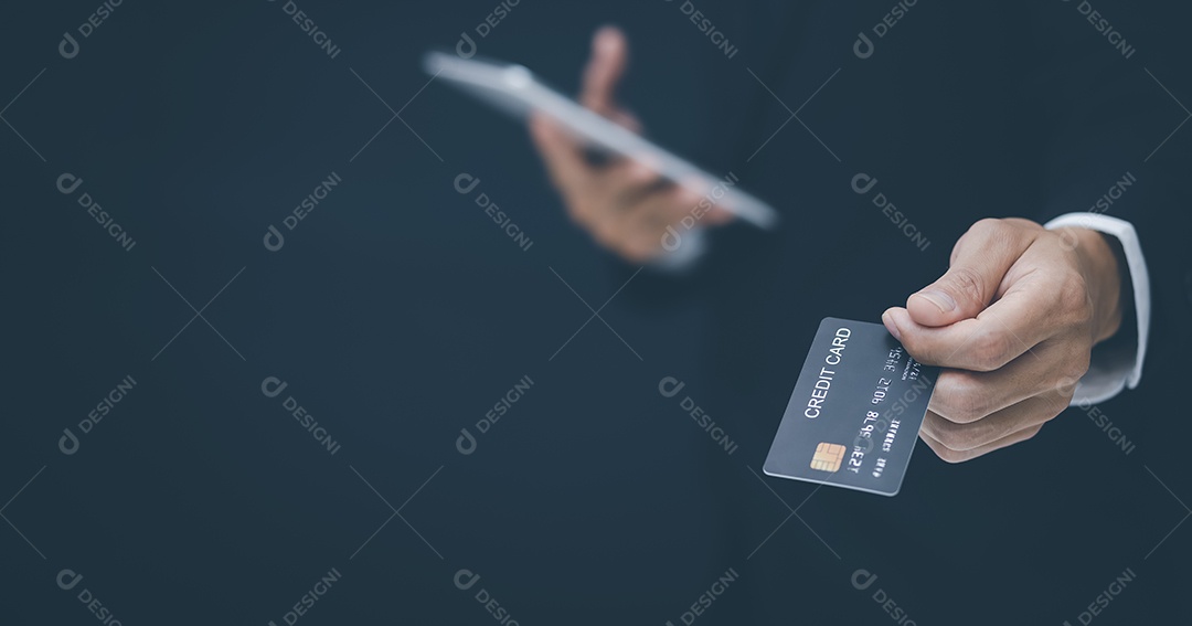 Mão de empresário segurando cartão de crédito modelo com gráfico de seta de ações de mercado e usando telefone celular IA