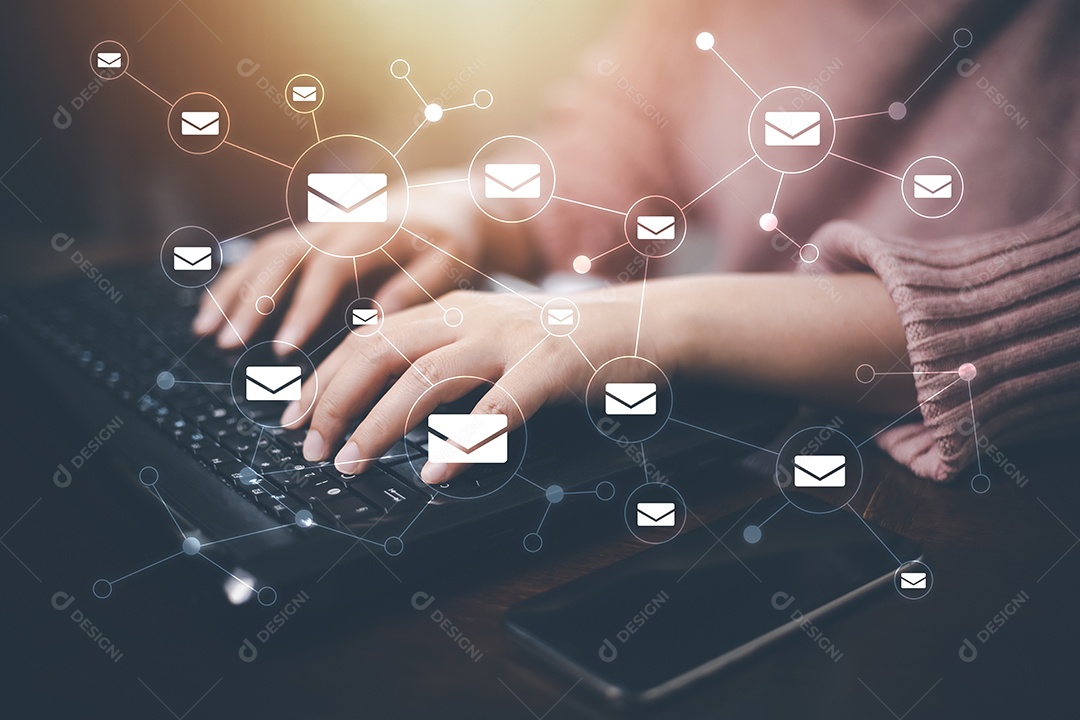 Empresário tocando um e-mail em uma tela sensível ao toque com o dedo com teclado para enviar o e-mail do laptop IA