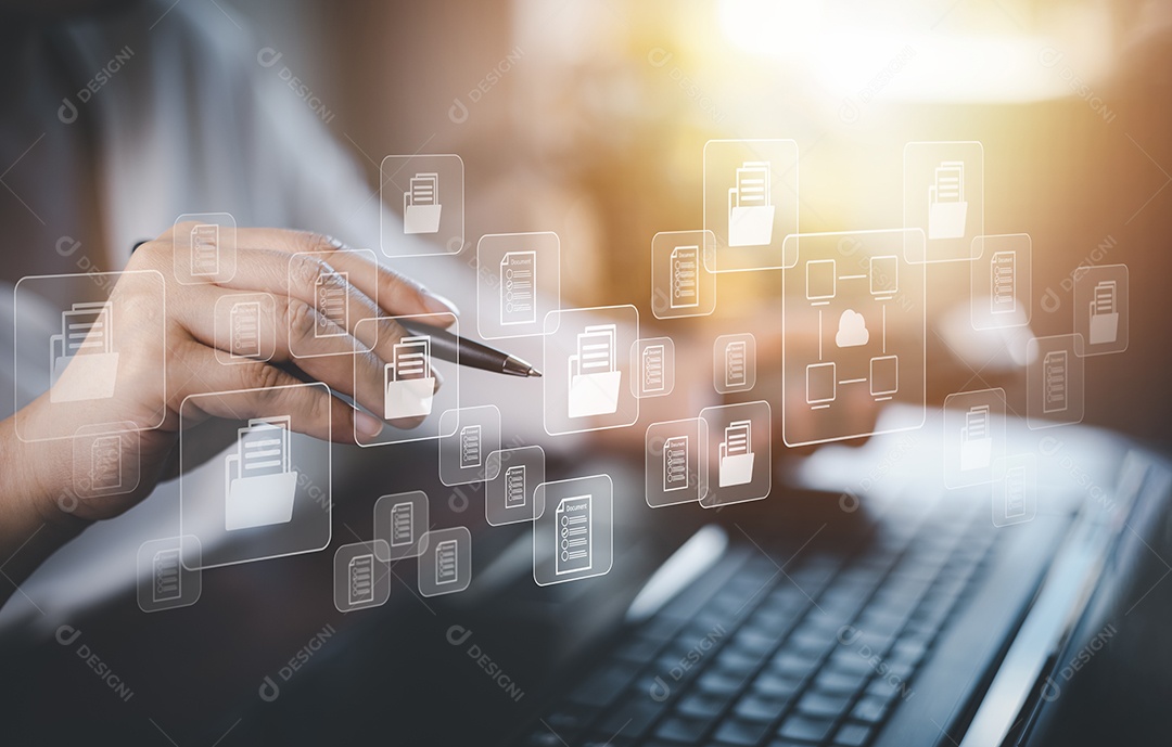 Mão usando laptop e pasta de toque do Sistema de Gerenciamento de Documentos IA