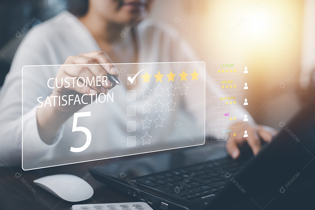 Empresário segura smartphone com conceito de pesquisa de satisfação de revisão do cliente IA