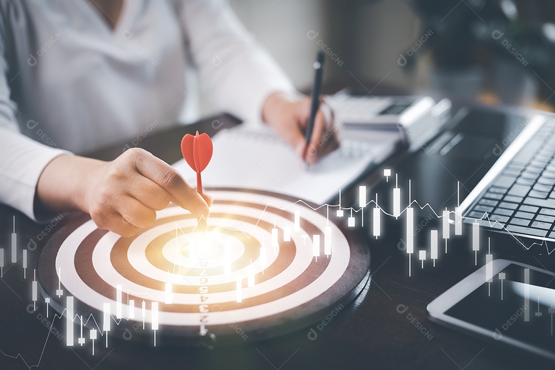 Mão de empresária de negócios segurando dardo vermelho para o alvo virtual IA