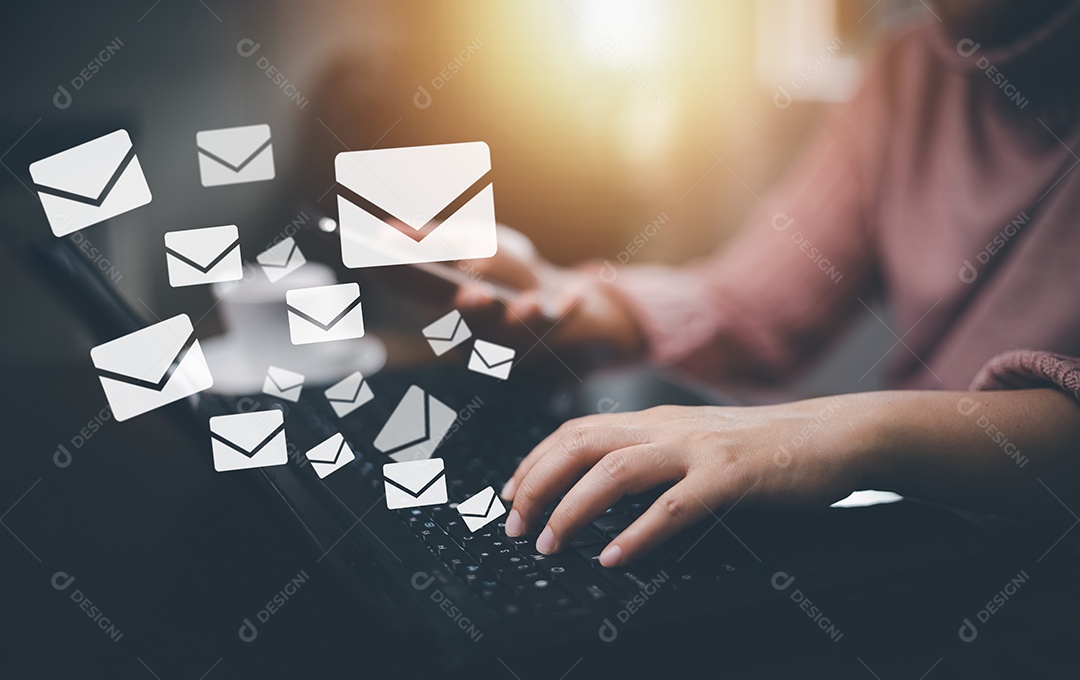 Mulher de negócios segurando smartphone com ícones de comunicação ícone de carta ícones de e-mail IA