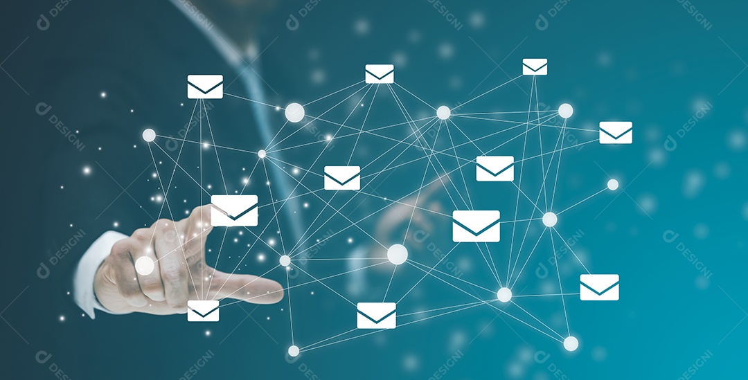 Dupla exposição empresário toca e-mail pressionando para enviar do computador portátil IA