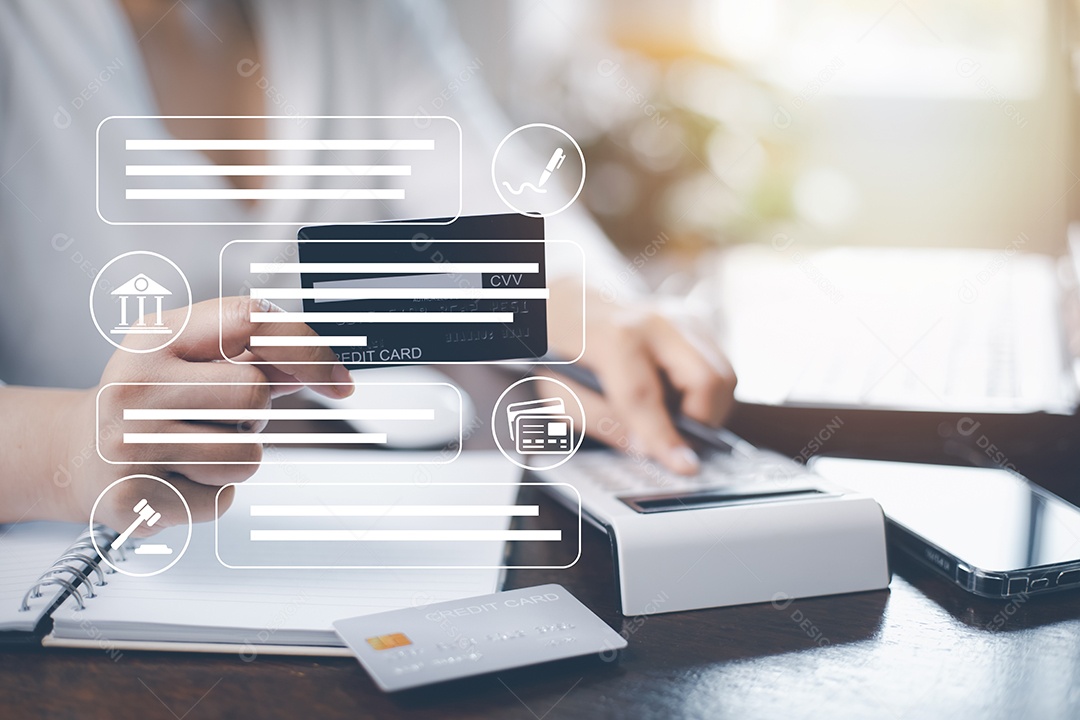 Mulher segurando cartão de crédito para fazer uma compra na Internet no computador laptop com cartão de crédito IA