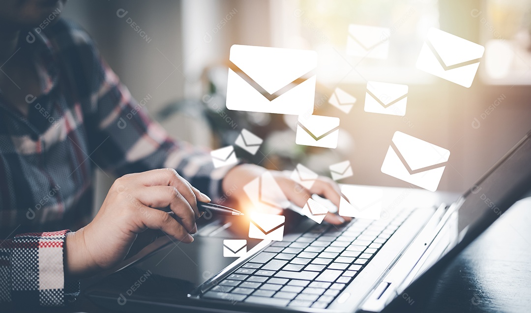 Empresária segurando smartphone com ícones de comunicação IA