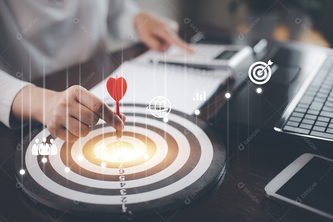 Mão de empresária de negócios segurando dardo vermelho para o alvo virtual IA