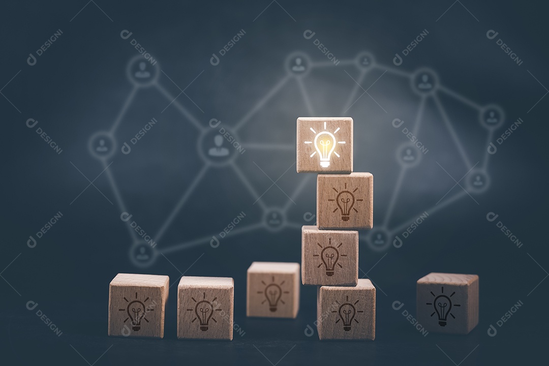 Torre de blocos de cubos de madeira com ícone de lâmpada em fundo branco IA