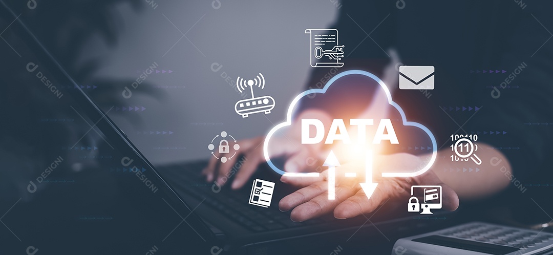 Mão usando um laptop com Analytics e Sistema de Gerenciamento de Dados no computador IA