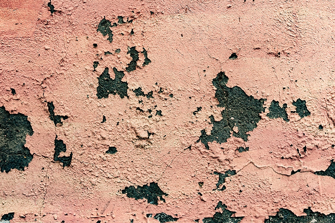 Textura, parede, concreto, pode ser usado como fundo. Fragmento de parede com arranhões e rachaduras