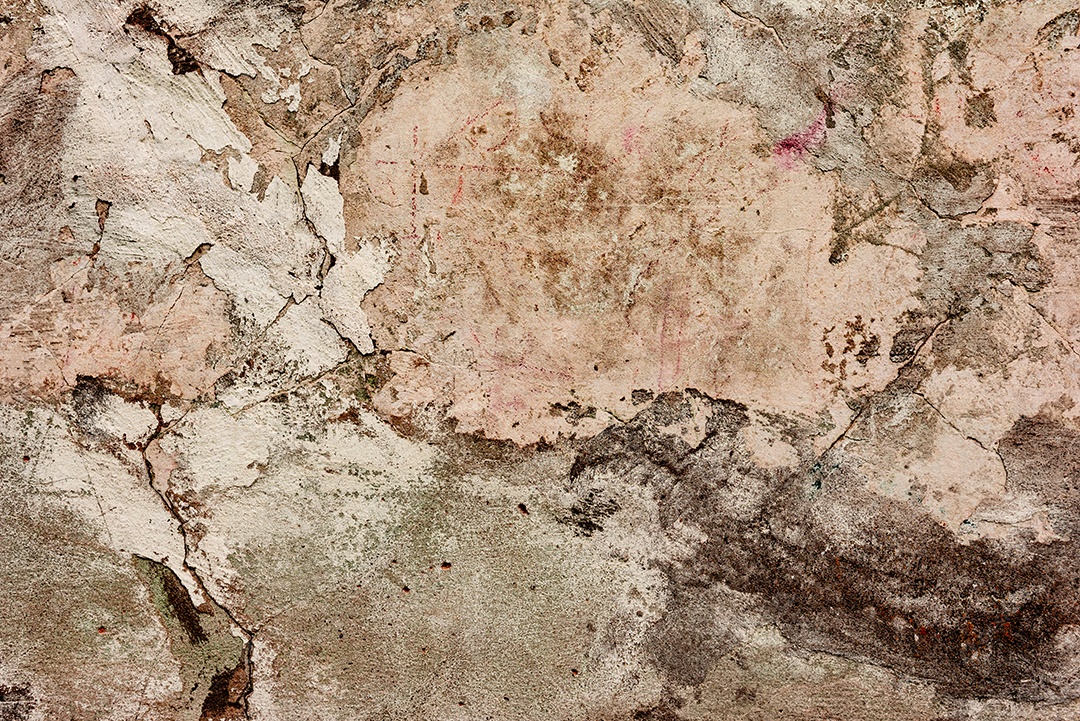 Textura, parede, concreto, pode ser usado como fundo. Fragmento de parede com arranhões e rachaduras