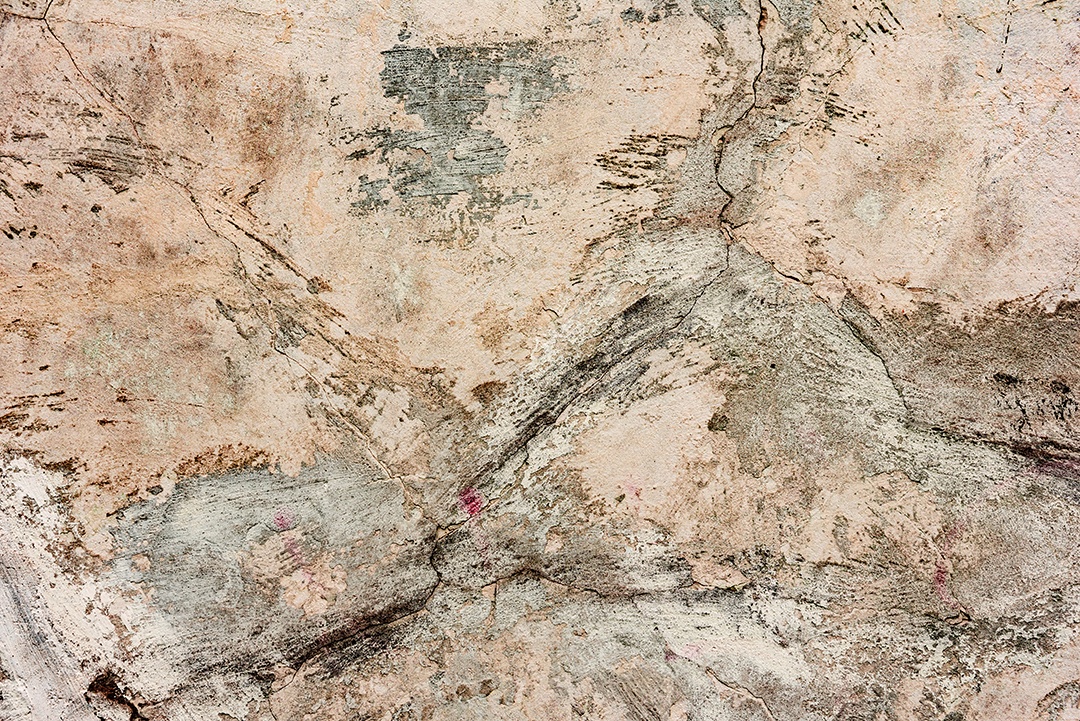 Textura, parede, concreto, pode ser usado como fundo. Fragmento de parede com arranhões e rachaduras