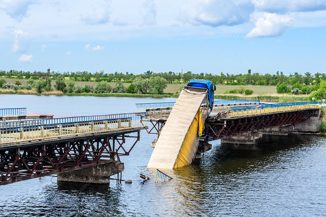 Destruição de estruturas de pontes sobre o rio com desabamento de trechos na água. Acidente de caminhão em ponte destruída