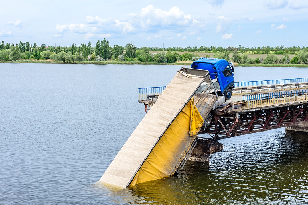 Destruição de estruturas de pontes sobre o rio com desabamento de trechos na água. Acidente de caminhão em ponte destruída