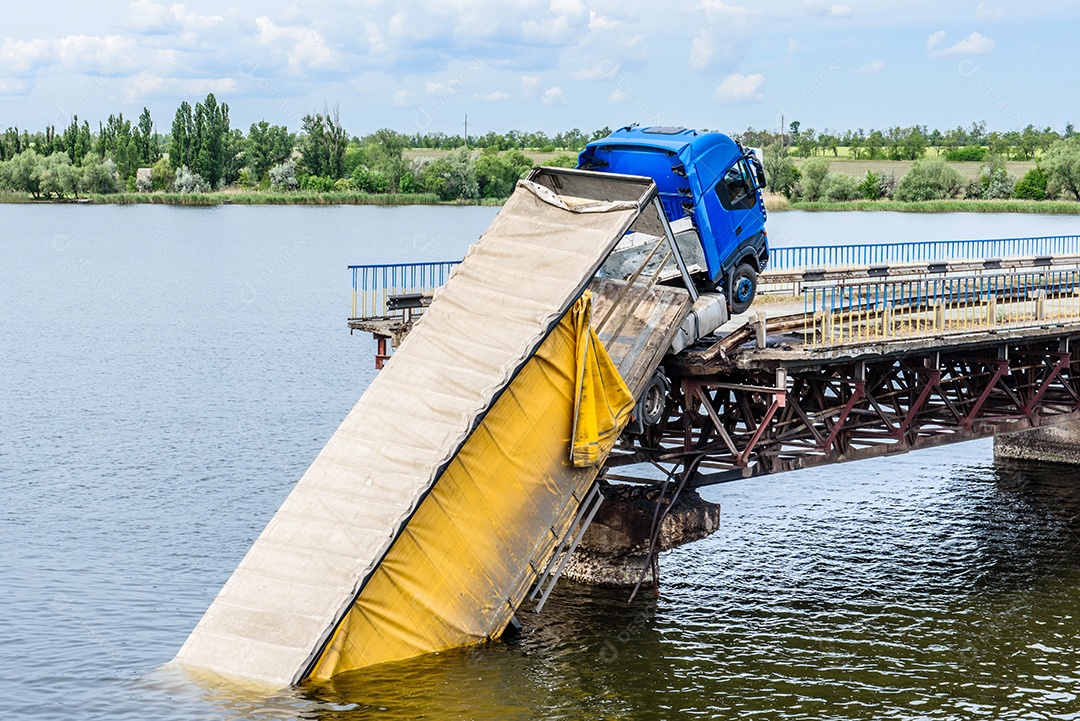 Destruição de estruturas de pontes sobre o rio com desabamento de trechos na água. Acidente de caminhão em ponte destruída