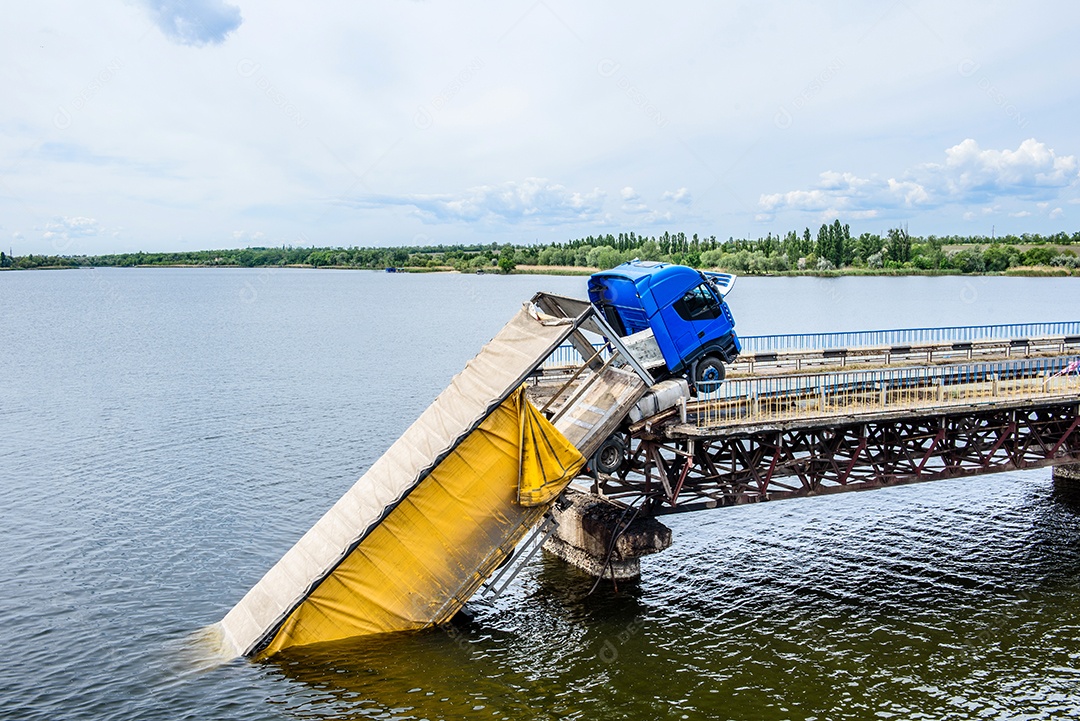 Destruição de estruturas de pontes sobre o rio com desabamento de trechos na água. Acidente de caminhão em ponte destruída