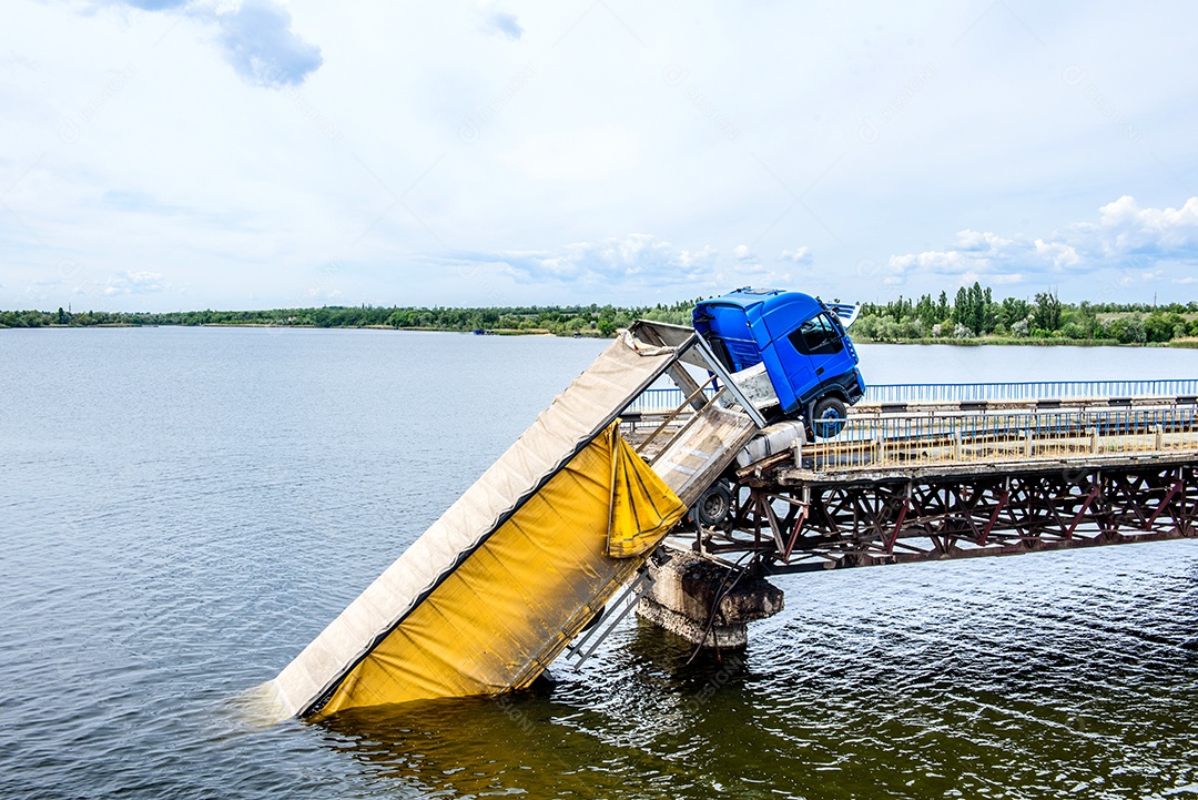 Destruição de estruturas de pontes sobre o rio com desabamento de trechos na água. Acidente de caminhão em ponte destruída