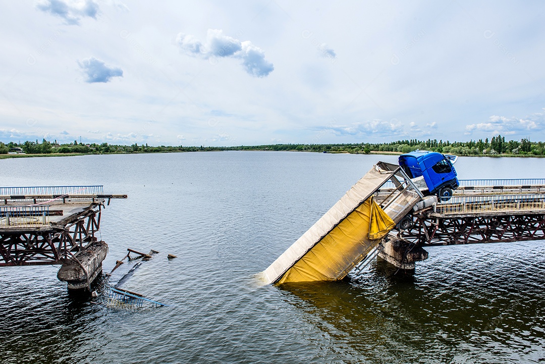 Destruição de estruturas de pontes sobre o rio com desabamento de trechos na água. Acidente de caminhão em ponte destruída