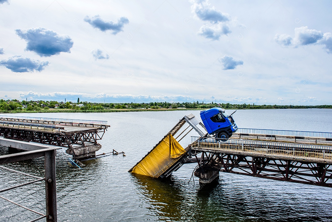 Destruição de estruturas de pontes sobre o rio com desabamento de trechos na água. Acidente de caminhão em ponte destruída