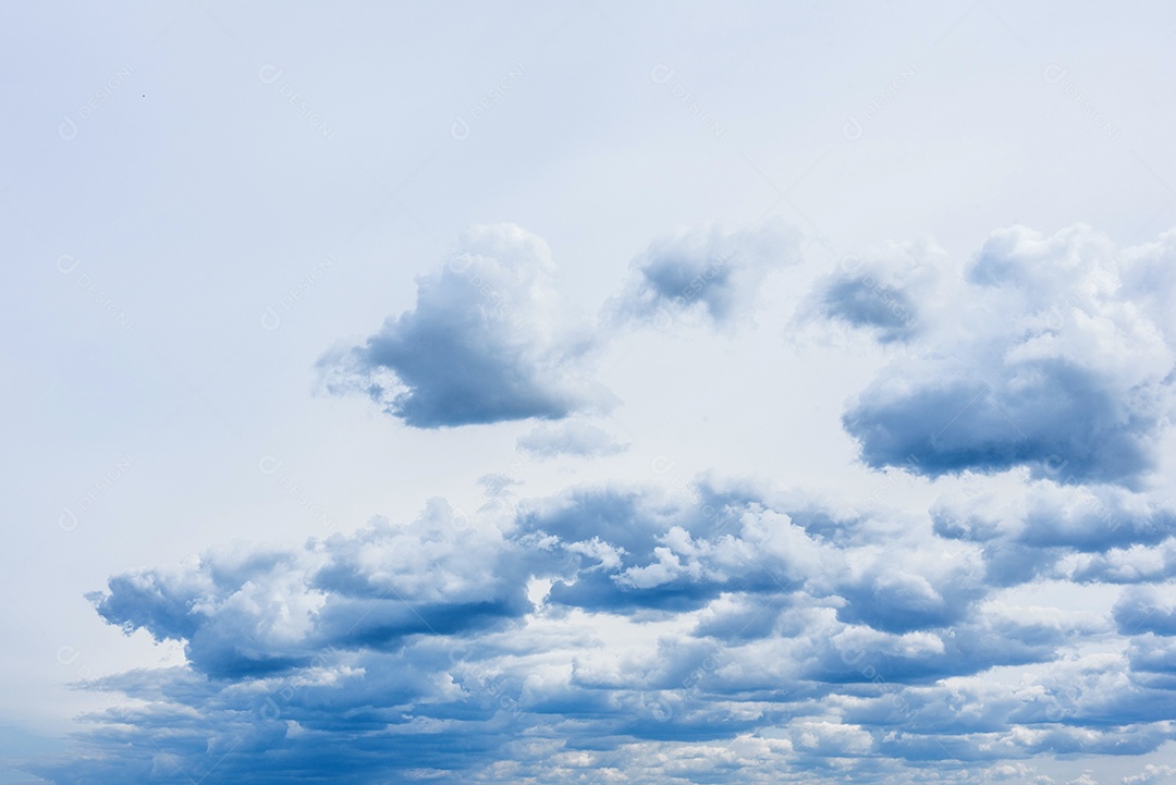 Céu dramático de verão com nuvens ao pôr do sol. Pode ser usado como plano de fundo
