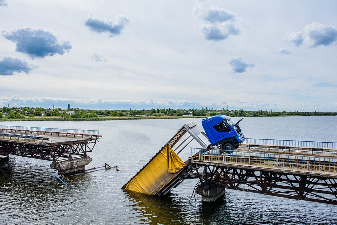 Destruição de estruturas de pontes sobre o rio com desabamento de trechos na água. Acidente de caminhão em ponte destruída