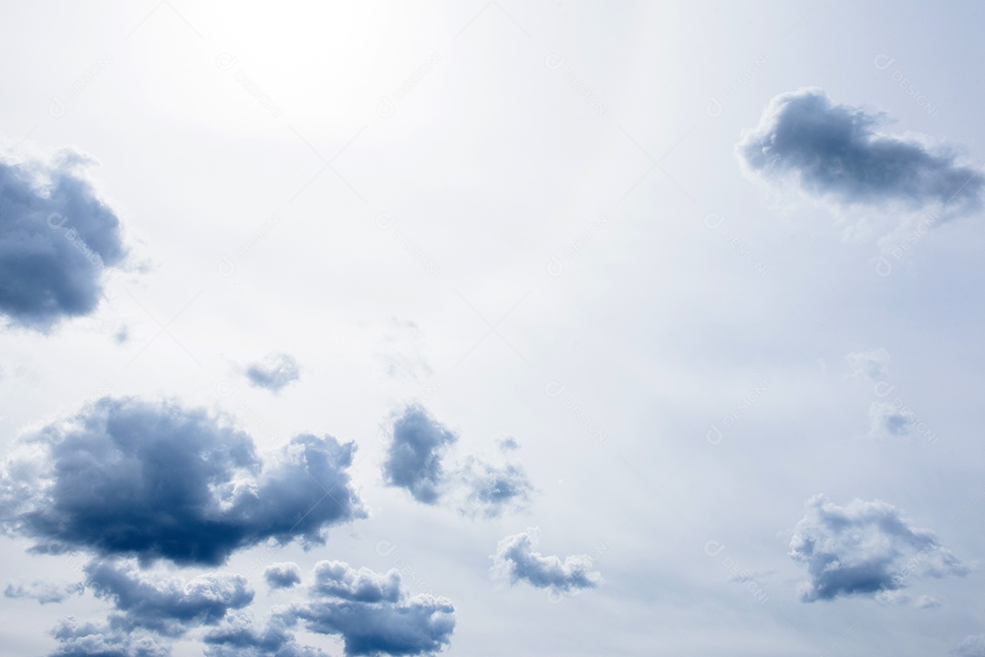 Céu dramático de verão com nuvens ao pôr do sol. Pode ser usado como plano de fundo