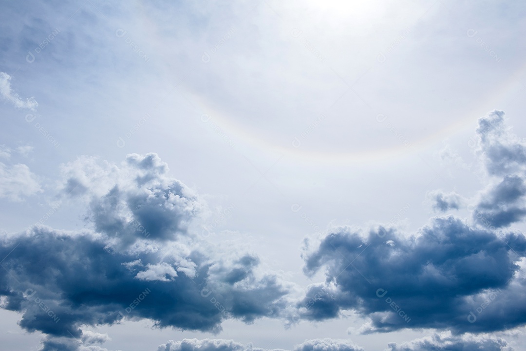 Céu dramático de verão com nuvens ao pôr do sol. Pode ser usado como plano de fundo