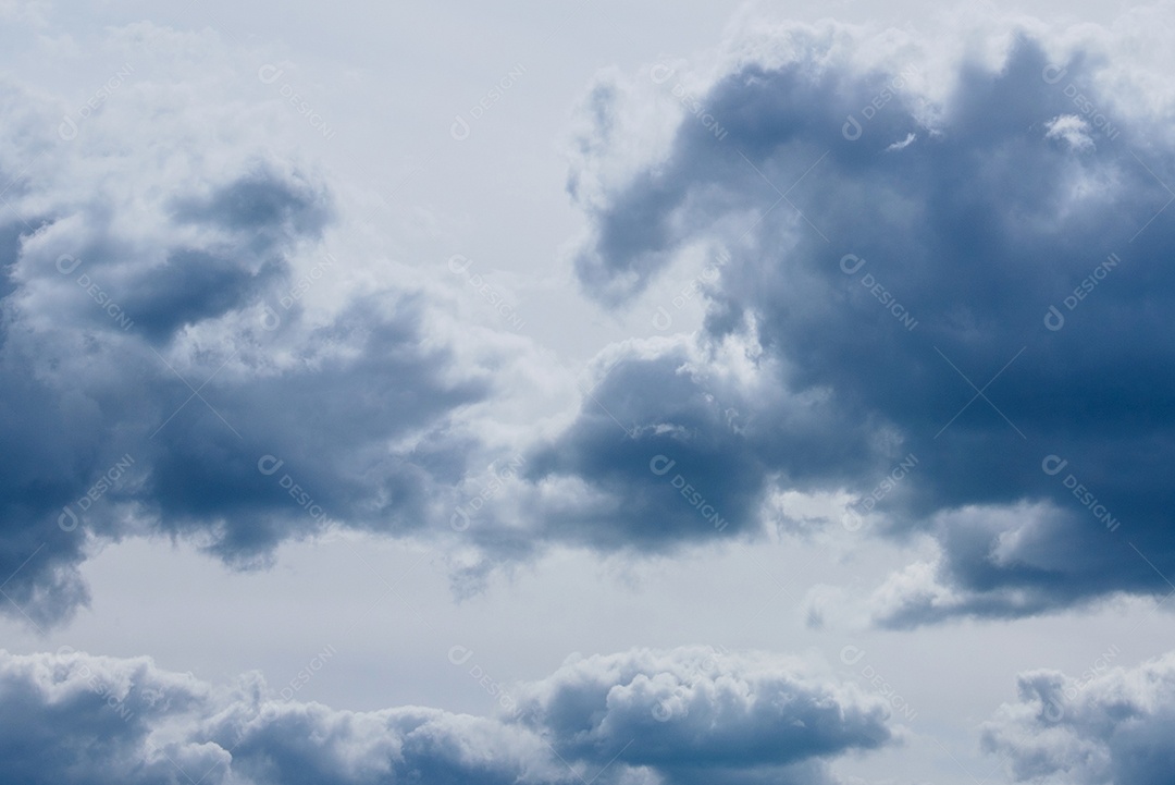 Céu dramático de verão com nuvens ao pôr do sol. Pode ser usado como plano de fundo