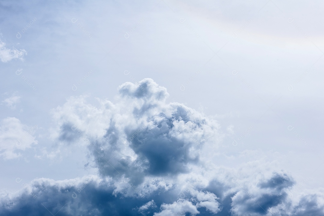 Céu dramático de verão com nuvens ao pôr do sol. Pode ser usado como plano de fundo
