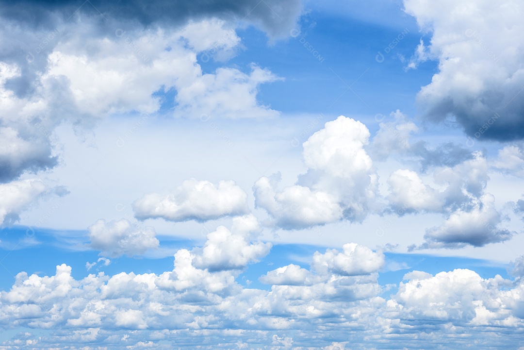 Céu dramático de verão com nuvens ao pôr do sol. Pode ser usado como plano de fundo