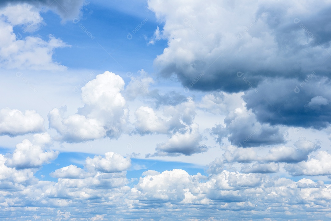 Céu dramático de verão com nuvens ao pôr do sol. Pode ser usado como plano de fundo