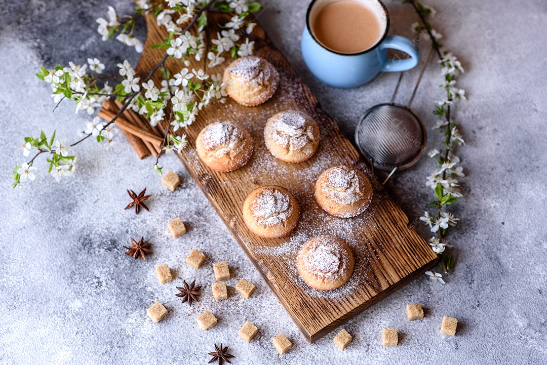 Cupcakes fresquinhos de farinha de arroz com banana e baunilha com uma caneca de chocolate quente.