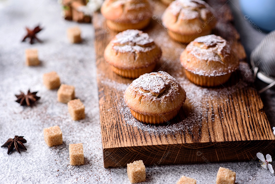 Cupcakes fresquinhos de farinha de arroz com banana e baunilha com uma caneca de chocolate quente.