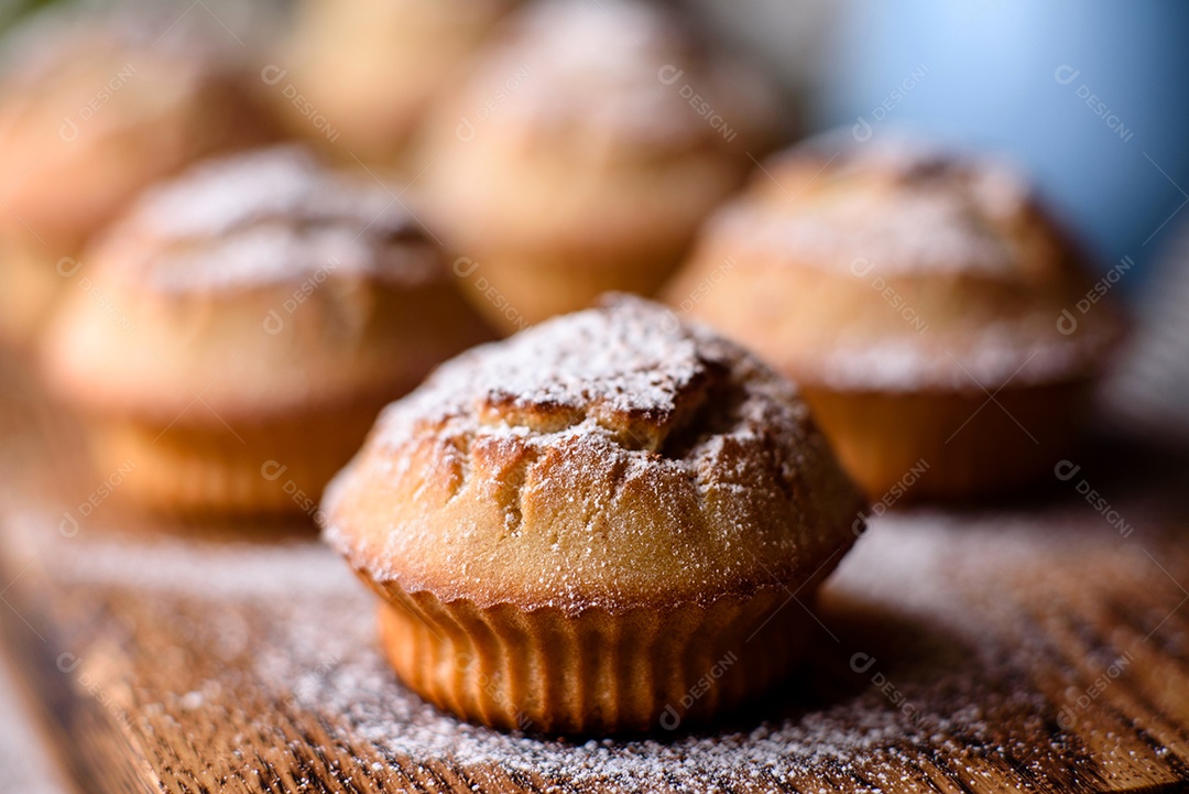 Cupcakes fresquinhos de farinha de arroz com banana e baunilha com uma caneca de chocolate quente.