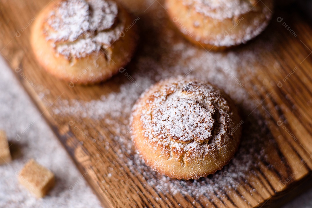 Cupcakes fresquinhos de farinha de arroz com banana e baunilha com uma caneca de chocolate quente.
